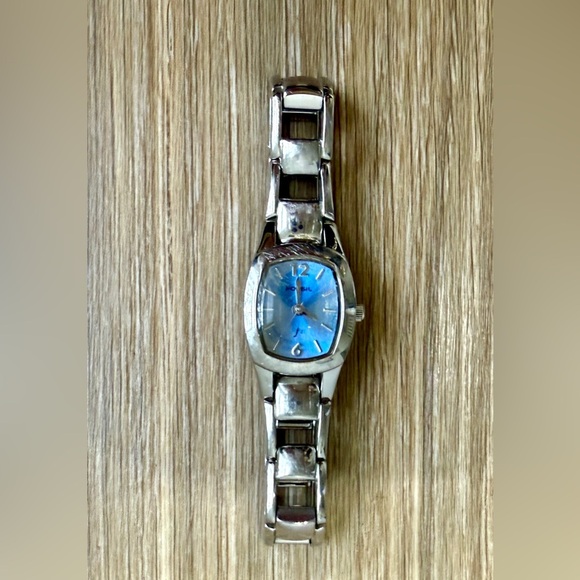 RARE PRETTY LADIES FOSSIL F2 SILVER WATCH NEW BATTERY ES-9596 SILVER BAND - Picture 1 of 5